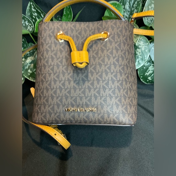 SOLD!!!!! MK MINI BAG WITH WALLET 😍 - Picture 2 of 10